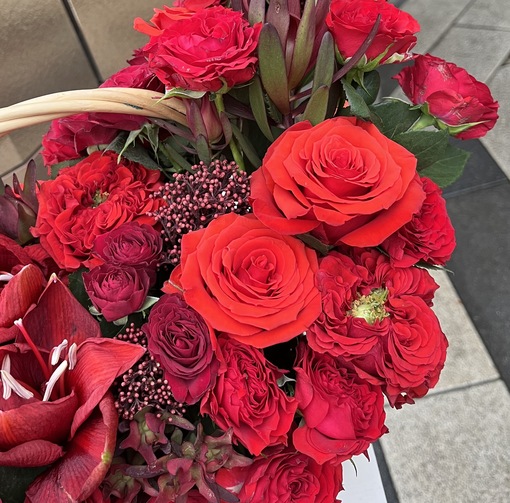 Цветы в корзине  "Красный бархат" №8866